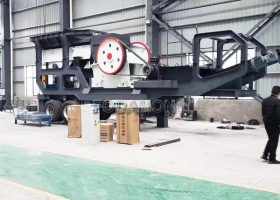 What is difference between tire type and crawler type of mobile crusher?
